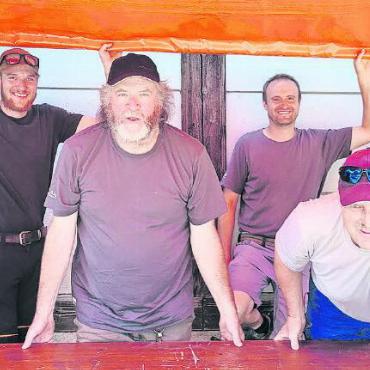 Dorforganisationen verbinden - sind Sie ein Teil davon? - Packen beim Aufbau der Stände tatkräftig mit an: (von links) Markus Schwizgebel, Lukas von Siebenthal, Peter Oehrli, Silvan Sumi, Peter Bärtschi und Tony Ryter. FOTO: SONJA WOLF