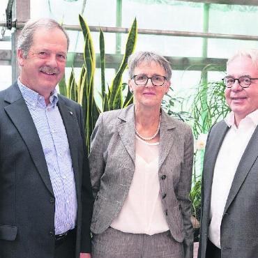 Gäste feiern Start der neuen Festivalsaison - Saaner Gemeindepräsident Toni von Grünigen (links) mit Frau Barbara von Grünigen und Aldo Kropf, Verwaltungsratspräsident des Gstaad Menuhin Festivals & Academy.