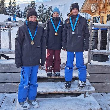 Fünf Podestplätze für den Snowboard Club Saanenland - Selina Ruf sicherte sich den ersten Rang in der U13-Kategorie. FOTOS: ZVG