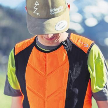 April, April? - • ohne Akku, nur mit Wasser • Reissverschluss für optimale Passform • Kühlleistung bis zu 660 Watt • 3D-Cool-Technologie • atmungsaktives SX3e-mesh-Material • antibakteriell, waschbar