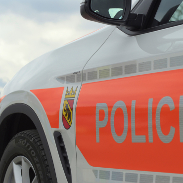 Fahrzeuglenker bei Selbstunfall in Gstaad schwer verletzt - Symbolbild: Adobe Stock