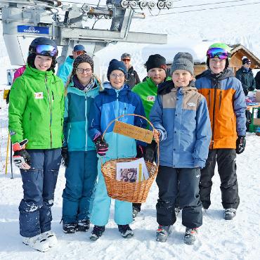Jugendrennen Gstaad 2026 – Schneesport, Spannung und neue Formate - Die Langläuferinnen und Langläufer der 5./6. Klasse aus der Rütti freuen sich über den neu geschaffenen Klassenpreis.