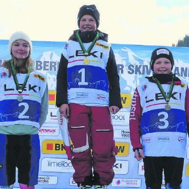 Verspäteter aber erfolgreicher Saisonauftakt in Saanen - Mädchen MU12, 1. Rennen: v.l.n.r.: 2. Lia Schild, Grindelwald; 1. Noemi Reichenbach, Lauenen; 3. Elina Reber, Gstaad.