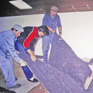 «Schöni» Ferien für Flachländer:innen - Mit vereinten Kräften von zahlreichen freiwilligen Helfern wurde das Ferienhaus Fraubrunnen 1975 saniert.