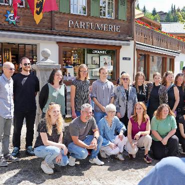 Feierlich gegautscht - Ein Erinnerungsfoto mit den Arbeitskolleginnen und -kollegen von Müller Marketing und Druck AG und Müller Medien AG.
