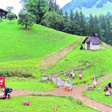 Zweites Leben für die Castellan-Kapelle - Die Kapelle wurde ursprünglich als Kulisse für das Theaterstück «Der Chrüzwäg vom Castellan» im Sommer 2024 konzipiert, ist aber robust genug, um während der zweijährigen Bauphase an der Sankt-Josef-Kirche als ruhiger Rückzugsort zu dienen. Sie soll hauptsächlich für Beichten genutzt werden. FOTOS: ZVG
