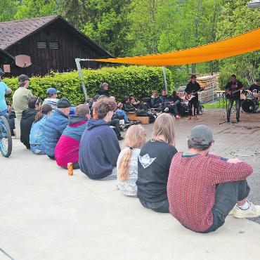 X-Day: ein Tag voller Spass und Action - Die Zuschauenden lauschten gespannt der Musik der Band «Silver Run Guys».