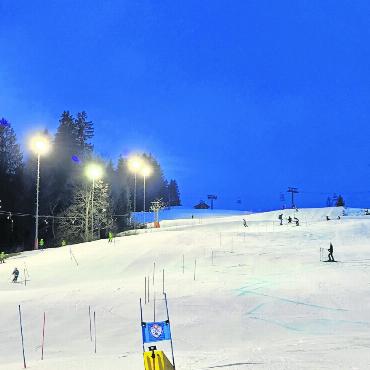 Drei Doppelsiege an der JFK Ski Club Slalom Challenge im Racing Center - Alle genossen die spezielle Abendstimmung beim Racing Center. FOTOS: ZVG