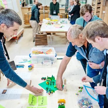 Gstaad als Vorreiter: innovative Ideen für nachhaltige Waldwirtschaft - Dynamik und Kreativität während des Workshops.