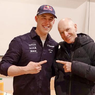 Das Simmental hat einen neuen Star: Doppelweltmeister Franjo von Allmen - Die Schönrieder Skilegende Mike von Grünigen (rechts) gratuliert Franjo von Allmen. FOTOS: ZVG