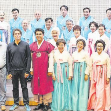 Gemeinsames Musizieren - Farbenfroher Chor aus Südkorea.