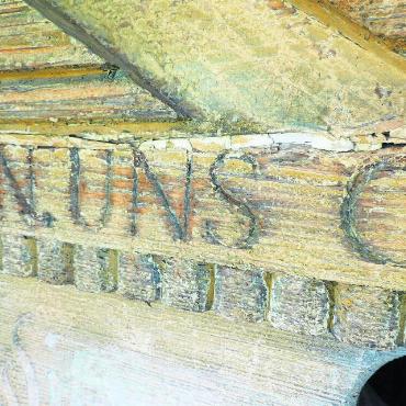 Das Baumberger-Haus in Saanen - Detail der gekerbten Inschrift und des Zahnfrieses nach der Freilegung.