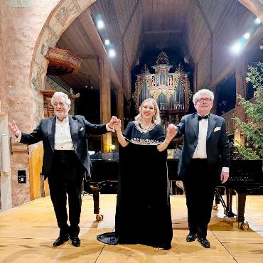 Plácido Domingo: eine Herzensangelegenheit - Boten ein wunderbares Konzert: v.l. Plácido Domingo, Christina Poulitsi und James Vaughan. FOTO: TINA DOSOT