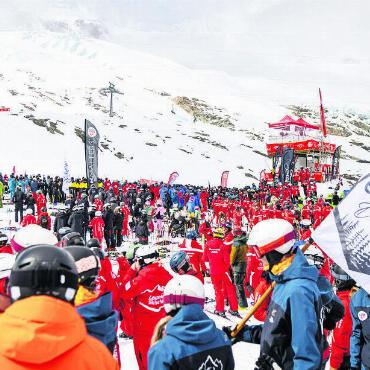 Demoteam Nüschti Synchro ist wieder Schweizer Meister  - Rund 1000 Schneesportlehrer und -lehrerinnen haben an den verschiedenen Wettkämpfen teilgenommen.