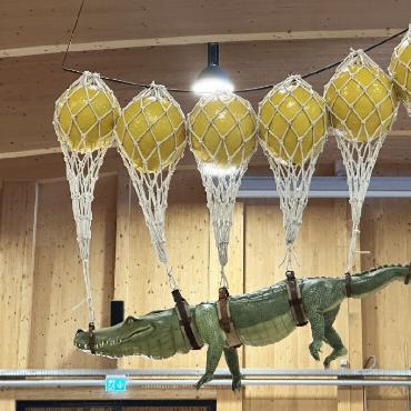 Beeindruckende Vielfalt des Zweisimmner Gewerbes - Das fliegende Krokodil am Stand der Bergquelle .