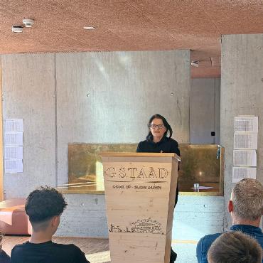 Zehn Mal deux – wenn Ski- und Sprachunterricht auf der Piste zusammentreffen - Christine Häsler (Foto unten), Regierungsrätin des Kantons Bern, hielt eine Rede und betonte die Wichtigkeit des Sprachaustausches am zehnjährigen Jubiläumstag des Projekts «Deux im Schnee».