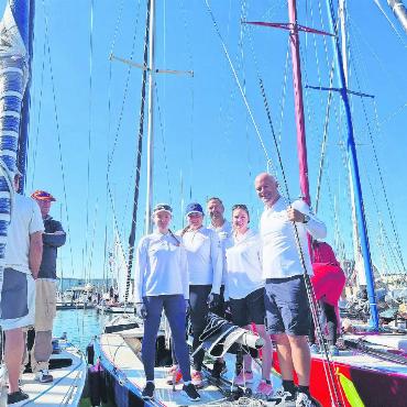 Zweiter Platz am Bodensee für Segler aus dem Saanenland - Die Crew bei der Vorbereitung auf den Tag. Von rechts: Steuermann Flavio Marazzi, Patricia Matti, Sandro Bolton, Louise Lienhart und Sophie Lienhart .