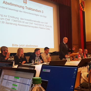 Geheime Abstimmung, transparente Resultate - Aufwändige Technik an der Gemeindeversammlung in Saanen.