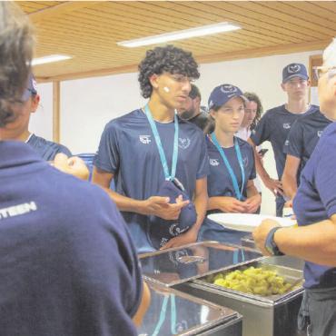 Alle stärken sich «Chez Erika» – seit 16 Jahren - Rund 300 Personen zählt der Staff des EFG Swiss Open Gstaad.