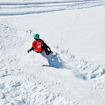 Spannung beim Banked Slalom dank Nachwuchstalenten - Mit der Nummer 44 fuhr die junge Selina Ruf zum Sieg. FOTOS: ZVG