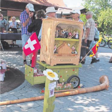 Rares an der Brocante & Markt in Saanen - Herr und Frau Hildebrand mit Drehorgel und Alphorn.