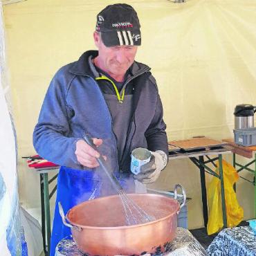 Frohes Eiertütschen und lebhaftes Osternäschtlisuchen - Zucker und Salz ergänzen sich – die süssen Caramels von Yersin aus Rougemont und der würzige Käse aus Abländschen, feilgeboten von Hanspeter Reusch aus Gstaad. Unisono sagten sie: «Non, non, le Röstigraben n’existe pas, il n’y a que le conseiller fédéral rösti et les rösti dans la poêle de Kobi Zeller».