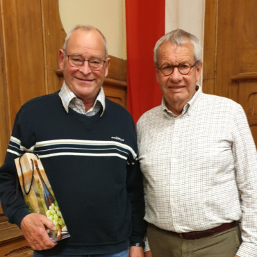 Viele kennen das Museum nur von aussen - Mit einem Präsent verabschiedet Präsident Stephan Jaggi (rechts) Hansueli Hauswirth. Während 16 Jahren war er im Vorstand und half tatkräftig bei Aktivitäten und Aufgaben rund ums Museum mit. Für eine weitere Amtsdauer wurden Liselotte Käser, Pascal Bangerter und Michel Dieckmann wiedergewählt.