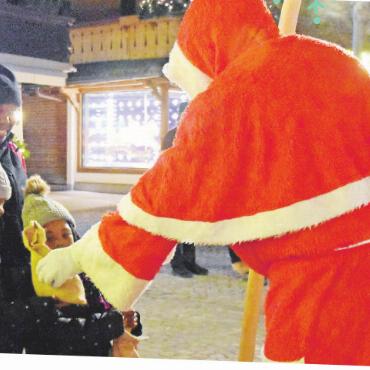 Samichlöisla, so weit das Auge reicht - Der Samichlous beherrscht auch die englische Sprache und bringt die Kinderaugen mit je einem gefüllten Chlousesäckli zum Strahlen. «Thank you, Santa Claus.»