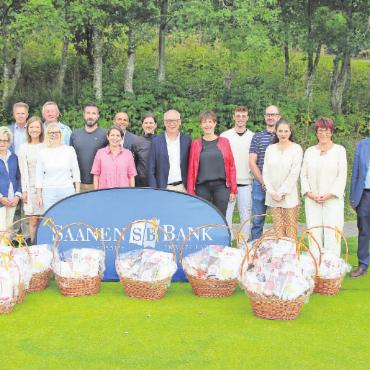 Traumrunde von Corina Karnusian - Von links nach rechts: Walter Aebi, Georges Baumann, Lisette Chevalier, Jürg von Allmen (Saanen Bank), Anita Raaflaub, Richard Pernet, Cornelia Steimle, Florian Jean-Petit-Matile, Andrea Duppenthaler, Beat Welten (Saanen Bank), Corinna Müller (Saanen Bank), Dominique Huwiler (Saanen Bank), Corina Karnusian, Devin Salzmann, Roland Haldi, Susanne Brunner, Ursi Beutler, Désiré Stadsbade, Michal Bart (Saanen Bank). FOTO: ZVG