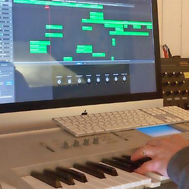 Bruno Matti veröffentlicht musikalischen Debütroman - Bruno Matti komponierte die passende Musik zum Roman selber auf seinem Keyboard.
