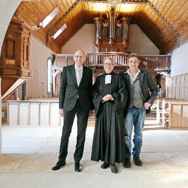 Carola Watts in Lauenen installiert - Von links: Regionalpfarrer Stephan Bösiger, Pfarrerin Carola Watts und Stephan Addor, Präsident des Kirchgemeinderats Lauenen. FOTO: JONATHAN SCHOPFER