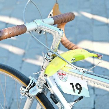 Ganz gemütlich «gümmele» - Nicht nur Velos und Trikots waren Vintage, auch die Verpflegung auf der Strecke. Während andernorts Powerriegel und Durchhaltegel verzehrt werden, vertraut man an der Gstaad Velo Classic der guten alten Banane als Energiespender. FOTO: JENNY STERCHI
