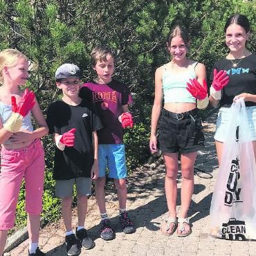 Für eine saubere Ferienregion Gstaad - Die Fünft- und Sechstklässler mit «ihrem» gesammelten Abfall.