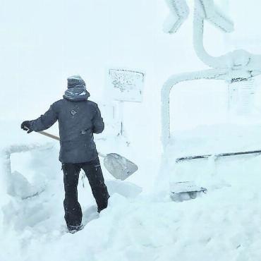Rekord-Schneemenge im Les-Diablerets-Gebirge - Bevor die Sesselbahn starten kann, mussten die Mitarbeitenden der Glacier 3000 zuerst die Sesseli freischaufeln. FOTOS: GLACIER 3000