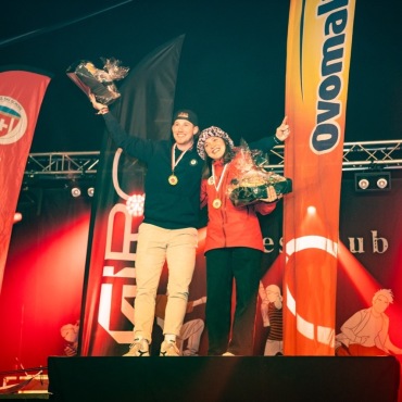 Demoteam Nüschti Synchro ist wieder Schweizer Meister  - Schweizer Meister im Riesenslalom der Schneesportlehrer: Lars Kuonen und Belinda Schwenter.