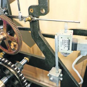 Wer hat an der Uhr gedreht? - Ein Schrittmagnet ersetzt das Pendel im Gehwerk. FOTOS:JONATHAN SCHOPFER