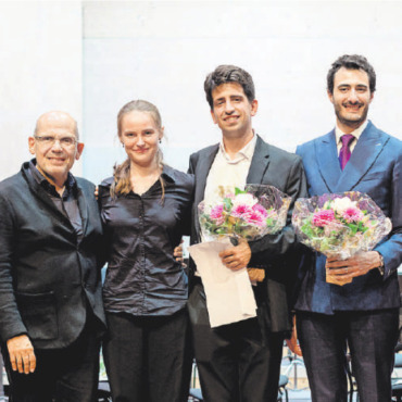 Vier Gewinner beim Neeme Järvi Prize 2022 - V.l. Kyrian Friedenberg, Jaap van Zweden, Izabelé Jankauskaité, Daniel Huertas, Samy Rachid, Johannes Schlaefli und Christoph Müller. FOTOS: GCA PRESS BY THERESA PEWAL