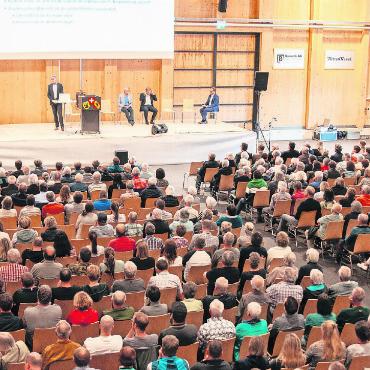 Will, kann oder muss man sich die Spitallösung der GSS leisten? - Die Informationsveranstaltung über die Zukunft der Gesundheitsversorgung in der Bergregion Obersimmental‑Saanenland stiess auf grosses Interesse. FOTOS: KEREM MAURER