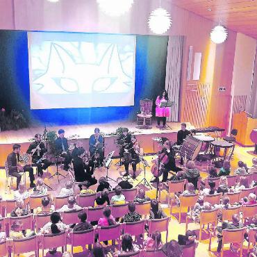 Der Wolf treibt sein Unwesen in Gstaad - Das Gstaad Menuhin Festival & Academy lud Schülerinnen und Schüler vom Kindergarten bis zur dritten Klasse zum Kinderkonzert ein. FOTO: ZVG
