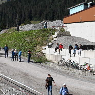 Mountainbikespektakel neben dem Gstaad Airport