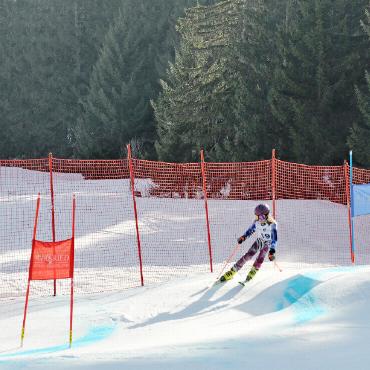 Saisonschluss für den Skiclub Schönried - Liv Haldi im Streckenbereich der Wellen und Mulden.