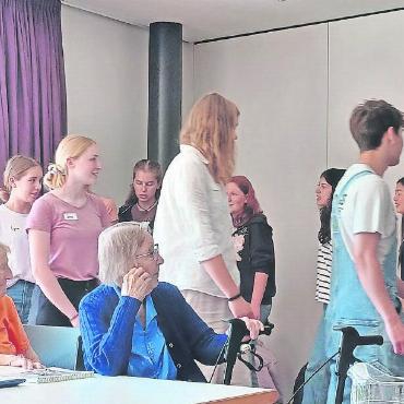 Schöne Abwechslung im Maison Claudine Pereira mit Gymnasiasten - Gymnasiasten besuchten das Singen im Maison Claudine Pereira.