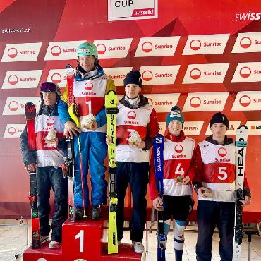 Fynn Brand überzeugt im nationalen Vergleich - Fynn Brand holte sich den vierten Platz (zweiter von rechts) im Slalom am Hasliberg. FOTO: ZVG