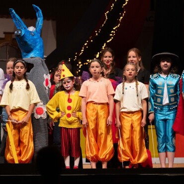 «Carmen» ohne Tragödie - Es war wohl die erste «Carmen»-Inszenierung, in der nben all den anderen farbenfroh gekleideten Figuren ein Zirkusclown einen Platz fand. Fotos: RAPHAEL FAUX/GSTAADPHOTOGRAPHY.COM 