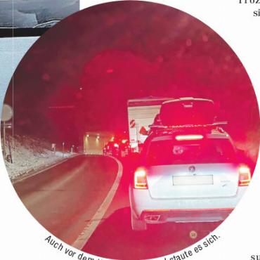 Stau während Feiertagen: Warum Gstaad an Spitzentagen an seine Grenzen kommt - Auch vor dem Umfahrungstunnel staute es sich.