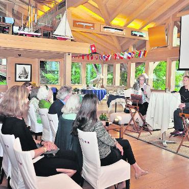 Idanna Pucci und John Banville im Gespräch im Gstaad Yacht Club - «The Lady of Sing Sing» – GYC Speaker Series. FOTOS: © GYC