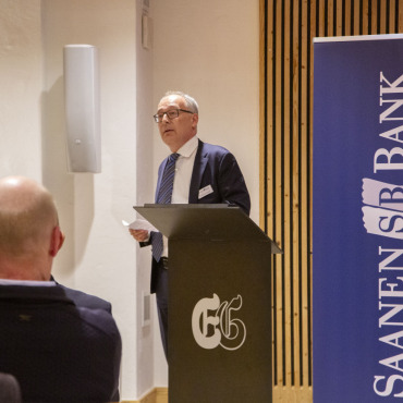 Von im Keller verstauten Aktien und der Informationsflut - Dominique Huwiler, Leiter Anlagekunden bei der SB Saanen Bank, begrüsste die Anwesenden.