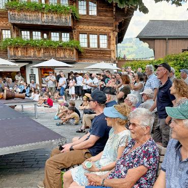 Mitreissendes Konzertspektakel – hausgemacht - Gut besuchtes Konzert: Rund um das Podium hat sich ein zahlreiches Publikum versammelt. FOTOS: TINA DOSOT .