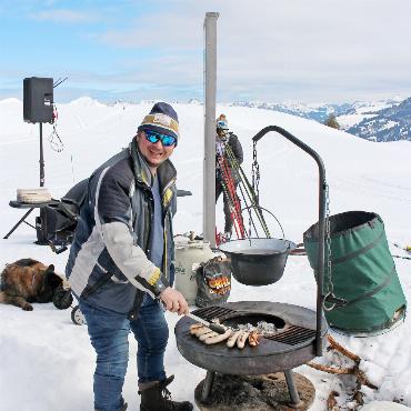 Biathletin Susi Meinen im Rekordflow - Es sind nicht einfach Bratwürste, es ist das Brutzeln und der Duft. Grillmeister Marcel Spalinger inszeniert feines Marketing.   FOTOS: MATTHIAS KURT