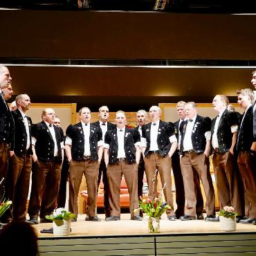 Übergabe des Dirigentenstabs und ein witziger Zweiakter - Der Jodlerklub «Bärgfriede» begeistert mit seinen Jodelliedern.